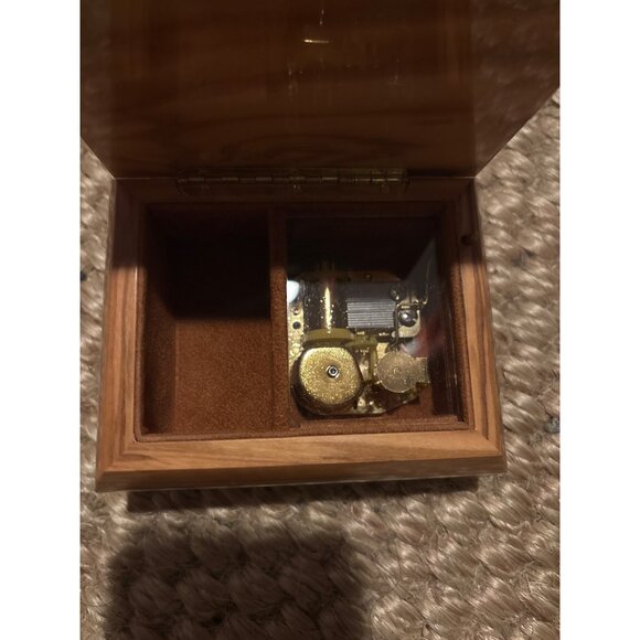 Handcrafted Wooden Music Box With Inlaid Floral Design & Velvet Lining - Made In - Picture 4 of 5